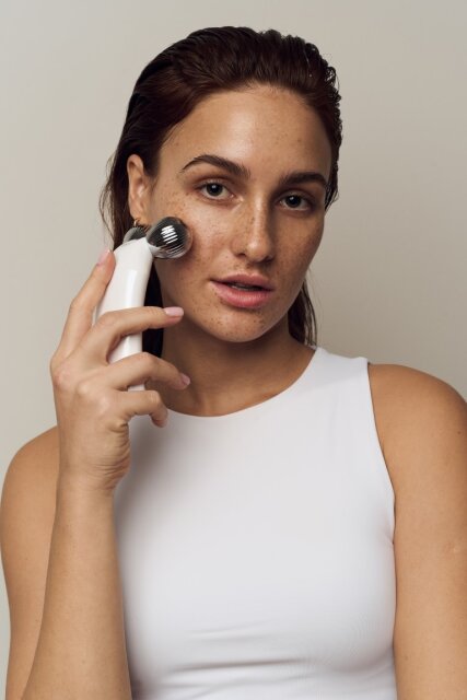 Anti-age uređaj za lice, oči i usne BEEA Beauty REVIVE Face Gym 3u1, Mikrostruja, EMS i svjetlosna terapija TB-1767
