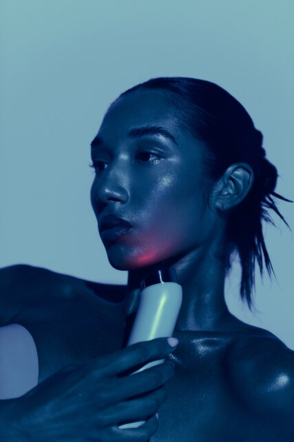 Multifunkcionalni uređaj za konture lica BEEA SKIN Aura 4 u 1, elektroporacija · mikrostruja · EMS · LED terapija, aluminij