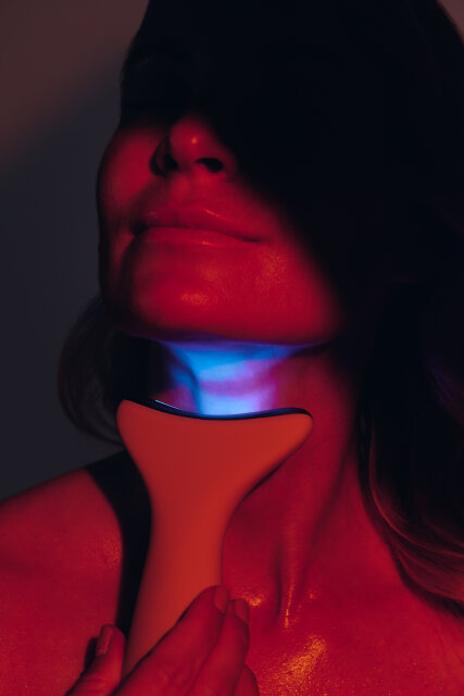 Uređaj za lifting lica i vrata BEEA SKIN Sculpta 4 u 1, EMS · LED · toplinska · vibracijska terapija